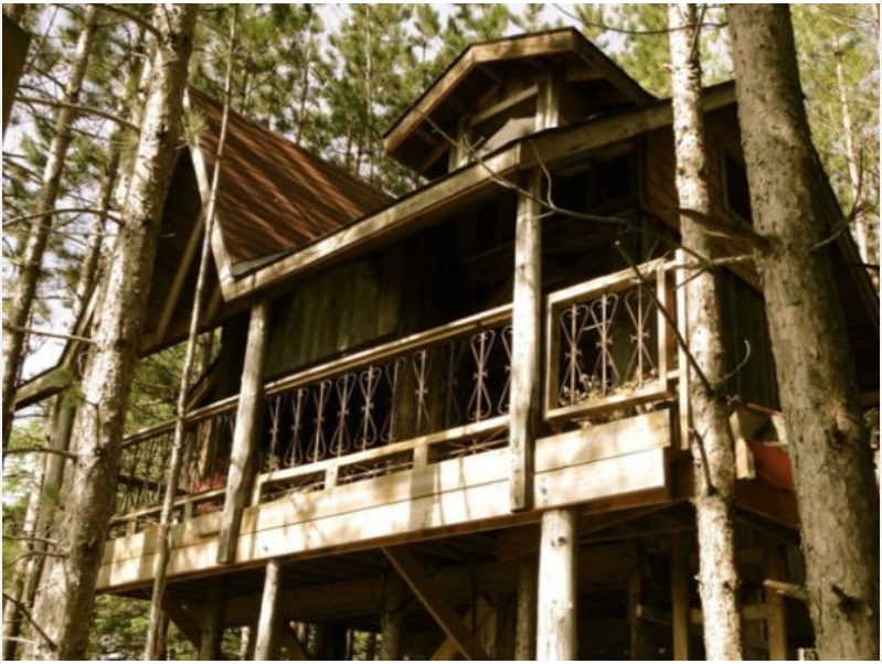 Tree house made from reclaimed materials in Canada