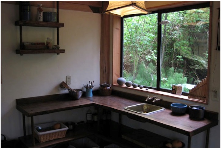 Man Builds Home for $11,000 Using Local Found Materials_5