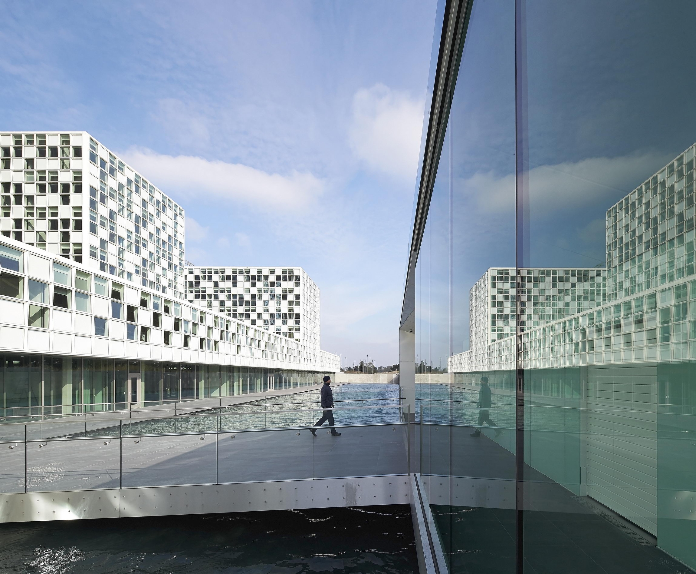 Новая Судебная башня в Гааге стала прозрачной