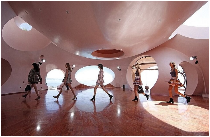 he bizarre place, Pierre Cardin’s Palais Bulles, where designer hosted most of his after-parties and runway shows for two decades, has been put on sale for almost $336 million